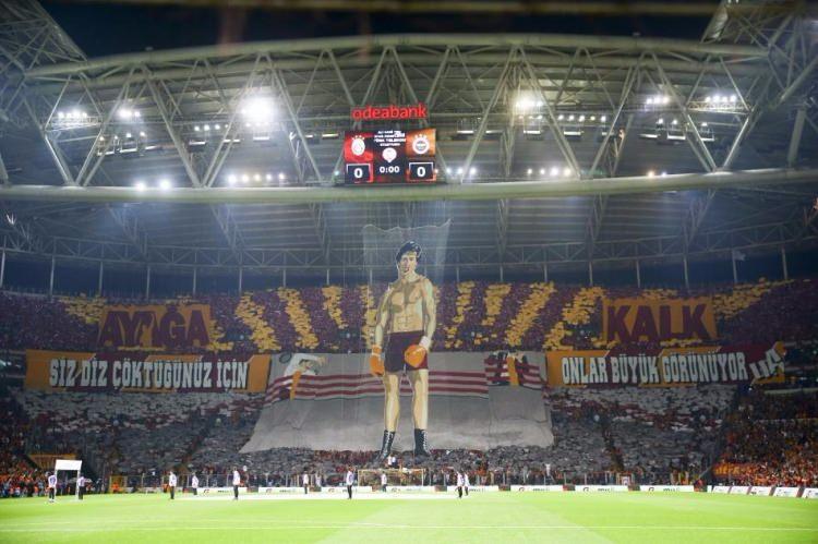 <p>Galatasaray taraftarı, Fenerbahçe ile oynanan derbide yine ses getirecek bir koreografi hazırladı.</p>
