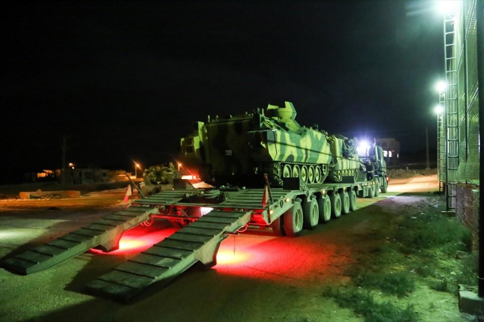 <p>İntikalin yapılacağı İdlib'in sınır komşusu Hatay'ın Reyhanlı ilçesindeki askeri hareketlilik gece ve sabahın ilk saatlerinde devam etti. </p>
<p> </p>