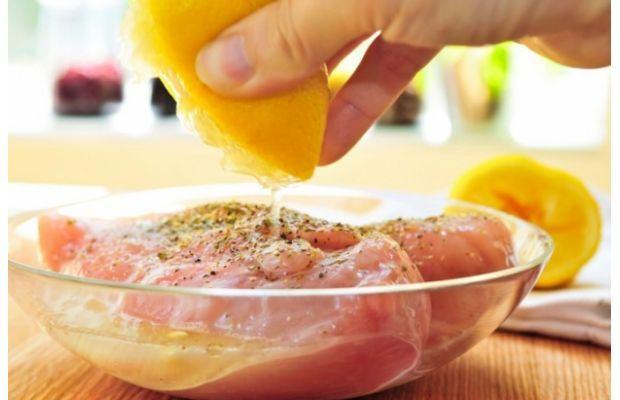 <p>Yarım limon ile tavuğunuzu güzelce ovalayın. Kasenin içerisindeki tavuğun içine ve üzerine <strong>rendelenmiş limon kabuğunu koyun</strong>. Pişirmeden önce bir süre bekletirseniz daha lezzetli olacaktır.</p>
