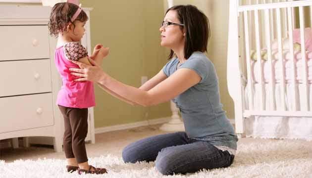 <p><strong>DENGELİ OLUN</strong></p>

<p>2-3 yaş civarındaki çocuklar anne ve babalarının sergilediği davranışları anlamakta güçlük çekebilirler. Sürekli farklı davranan ebeveyn karşısında çocuğun kafası iyice karışacaktır.</p>

