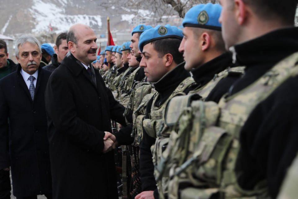 <p>Burada asker ve polisle bir süre görüşen Bakan Soylu ve beraberindekiler, ardından Hakkari Fatihler Jandarma Komando Özel Harekat Tabur Komutanlığını ziyaret etti.</p>