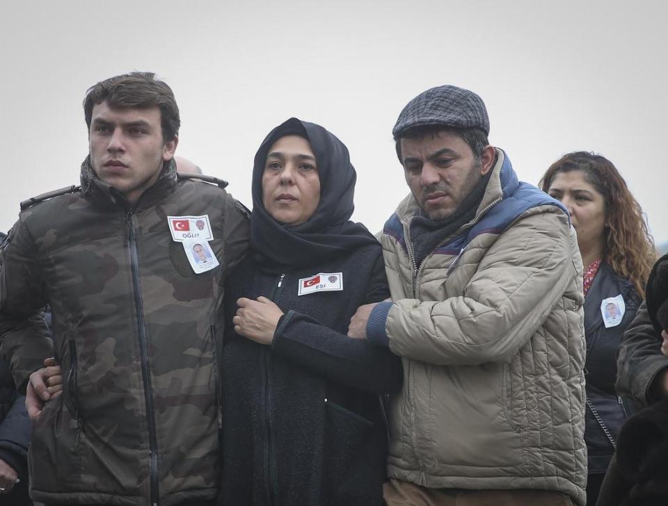 <div>Güneş'in tabutu polis tören mangasının omuzlarında bir süre taşındı. Saygı duruşunun ardından, Şehit Güneş'in öz geçmişi okunarak, dua edildi.</div>
<div> </div>