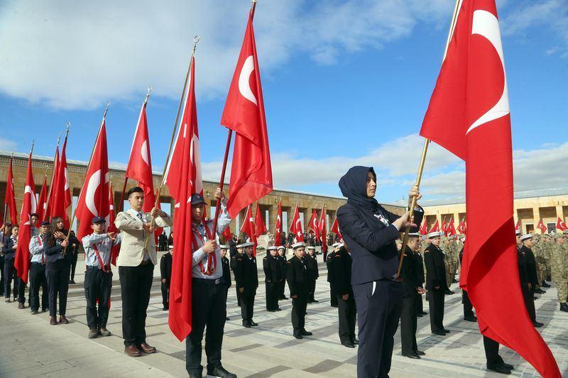 <p>10 Kasım sebebiyle Anıtkabir'deki düzenlenen tören geçişinde başörtülü bir öğrencinin en ön sıralarda bayrak taşıyanlar arasında olması dikkkat çekti.</p>
