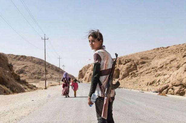 <p>İŞİD'e karşı ailesini koruyan tüfekli Yezidi</p>

<p> </p>
