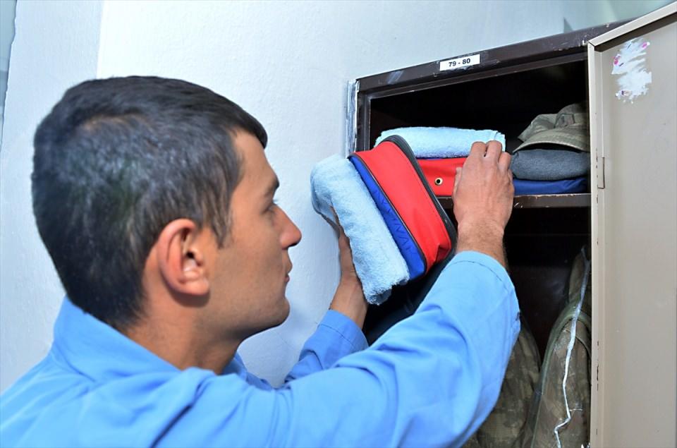 <p>Bilecik'te konuşlu 9. Jandarma Eğitim Alay Komutanlığına gelişlerinde "Yeni yuvanıza hoş geldiniz" yazısıyla karşılanan acemi erlere, kayıt kabul işlemlerinin ardından kamuflaj, bot ve spor kıyafetleri ile pijamaları veriliyor.</p>