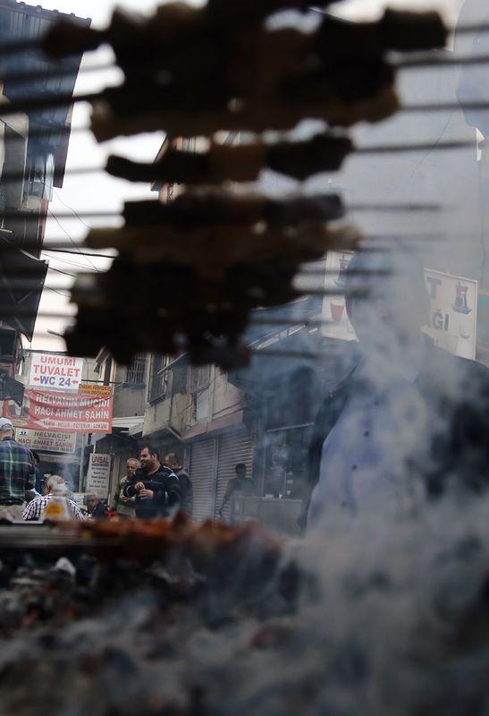 <p>Ben de İstanbul'dan kalkıp bu ciğerin hayaliyle buraya geldim. Çocukları, yeğenleri de kaldırdım getirdim. Bu ciğerin hayaliyle kalkıp geliyoruz buralara" diye konuştu.</p>
