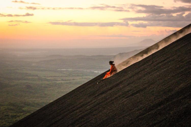 <p><strong>Volcano surf: Lavların arasında sörf keyfi</strong></p>
