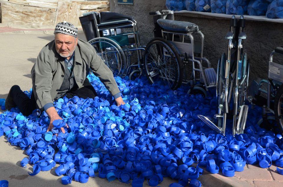 <p>Eskişehir’de, 9 yıldır topladıkları yaklaşık 300 milyon mavi kapak ile engelli vatandaşlara umut ışığı olmaya devam eden 70 yaşındaki Halit Aydoğan ve torunu, 5 tekerlekli sandalyeyi daha teslim aldı. </p>

<p> </p>
