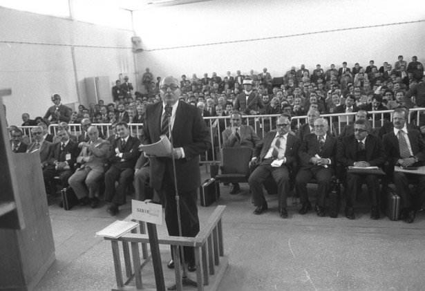 <p> Laikliği aykırı davranmak suçundan haklarında 2 - 36 yıl arasında hapis cezası istenen Milliyetçi Selamet Partisi (MSP) Genel Başkanı Necmettin Erbakan (ayakta) ile 33 arkadaşının yargılanmasına Ankara Sıkıyönetim Komutanlığı 1 Nolu Askeri Mahkemesi'nde başlandı. Şevket Kazan (sağda), Recai Kutan (sağ 2), Fehmi Cumalıoğlu (sağ 3), Süleyman Arif Emre (sağ 4) ve İsmail Müftüoğlu (sol 5)</p>