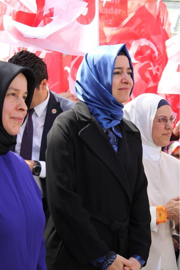 <p>Kürsü sırası Bakan Kaya'ya geldiğinde, kendisinin anons edilmesini de ayakta ve büyük bir saygıyla dinledi. </p>
