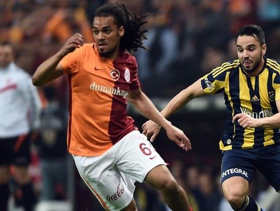 <p>JASON DENAYER - Galatasaray'ın genç oyuncusunun sürekli değişen performansı korku yaratıyor. İkili mücadelelerdeki başarısını hava toplarındaki eksikliği bozuyor. Onun performansı da Fenerbahçe forvetleri karşısında belirleyici olacak.</p>
<p> </p>