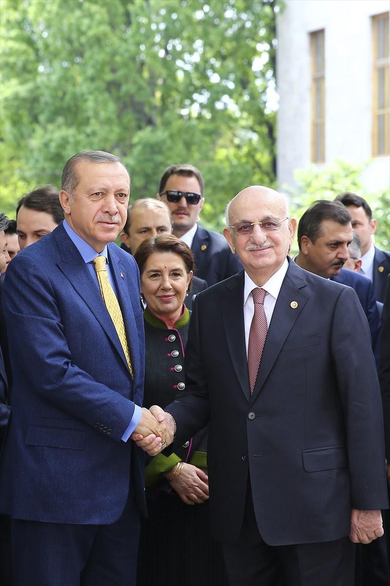 <p>Erdoğan, TBMM Başbakan İsmail Kahraman, Başbakan Binali Yıldırım, bakanlar, milletvekilleri ve partililer tarafından karşılandı.</p>
