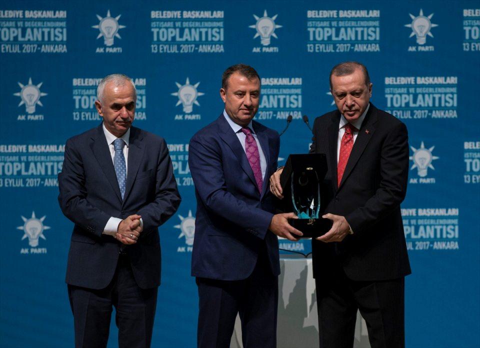 <p>Çanakkale'nin Gümüşçay Beldesinin Başkanı Adnan Patırmacı ödül aldı.</p>
