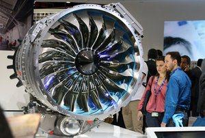 <p><br />
Londra Farnborough, Paris Le Bourget havalimanlarında yapılan ve son yılların gözde fuarı haline gelen Dubai Airshow’un mekânları iyi bir vizyonla hazırlandığı için hem havacılık endüstrisi hem de fuar paralel olarak büyüyor. Şahane hava gösterilerinin yapıldığı ve milyar dolarlık siparişlerin alındığı fuarlara, cirosu 700 milyar dolarlara ulaşan sivil ve askeri havacılık sanayisi firmaları katılıyor.</p>