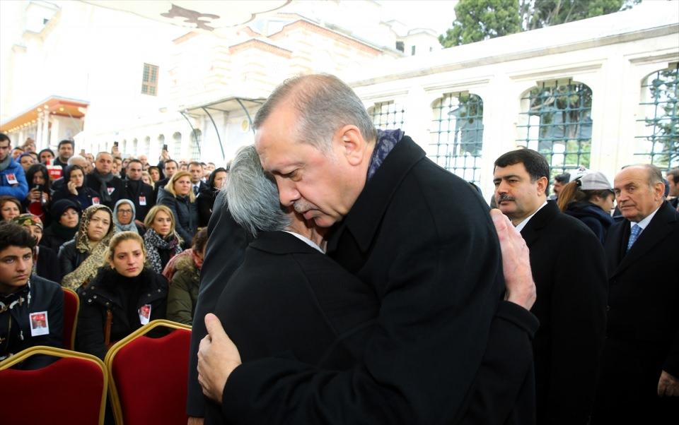 <p>Cumhurbaşkanı Recep Tayyip Erdoğan, İstanbul'daki terör saldırısında şehit olan polis memuru Haşim Usta'nın Fatih Camisi'nde düzenlenen cenaze törenine katıldı. </p>
