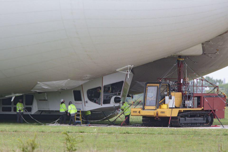 <p>5 bin metre yüksekliğe çıkabilen ve saatte 148 kilometre hıza ulaşabilen Airlander 10, havada 2 haftaya yakın bir süre kalabilme özelliğine de sahip.</p>