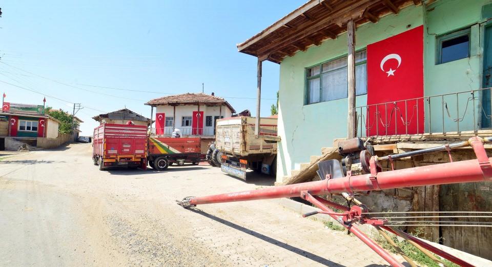<p>"Yozgat ve yöresinde kutsal topraklara gidenlerin evlerinin kapısı yeşile boyanıp, ay-yıldız yapılır. Bu gelenek halen köyümüzde devam etmektedir. Köyümüzden Kutsal topraklara gidecek olan yaşlı bir ninemiz, bana gelerek evinin kapısını yeşile boyayıp, ay-yıldız yapmamı talep etti. Ben de kendisine, kapının diğerine de Türk Bayrağı yapmam şartı ile yardımcı olabileceğimi söyledim. Kabul etti, ben de yaptım. Daha sonra diğer komşularımız talepte bulundu. Bugüne kadar köyümüzdeki 80 haneden 41'inin kapısı veya duvarına Türk Bayrağı yaptım. Diğer talepleri de yerine getirmeye çalışıyorum."<br />
</p>