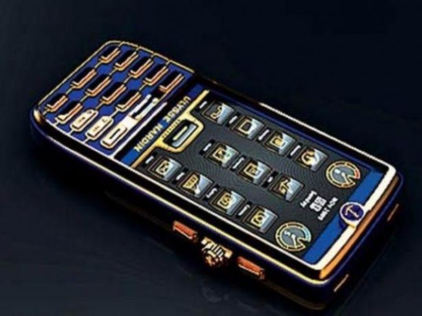 <p><strong>Ulysse Nardin Chairman</strong></p>

<p>Ulysse Nardin Chairman marka bu telefonun üzerinde yer alan 3 bin parça elmas sayesinde cihazın fiyatı 130 bin dolara kadar çıkıyor.</p>
