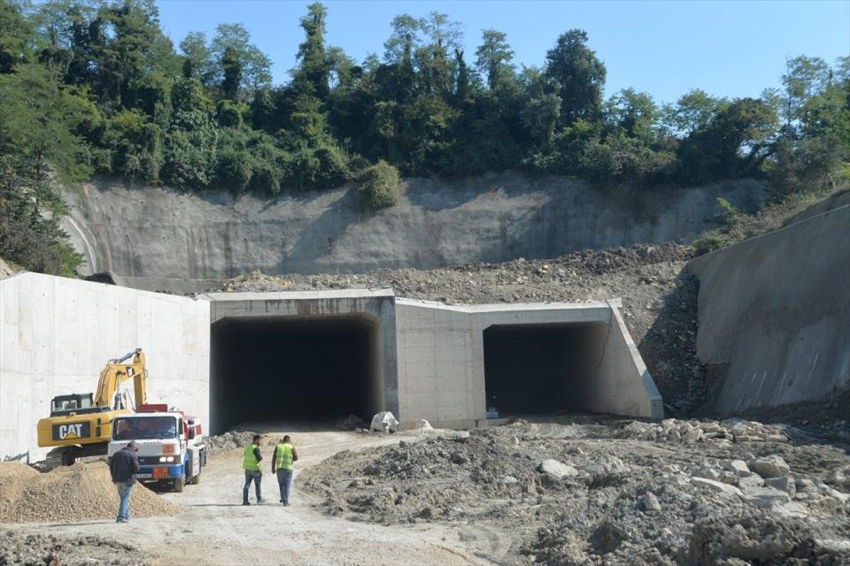 <p>Ordu Çevre Yolu Projesi'nin çok maliyetli bir yol olduğunu kaydeden Vali Balkanlıoğlu, "Yolun yapımı için şu ana kadar 634 milyon lira harcanmış durumda. </p>
