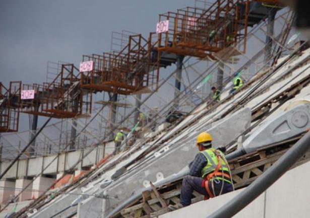 <p>Çatının havaya kalkmasının ardından Vodafone Arena'da sıra koltuk montajı ve çimlerin serilmesine gelecek.</p>
