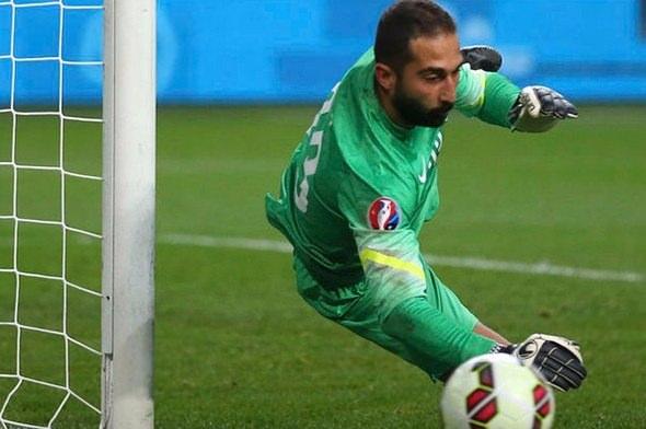 <p>1-) VOLKAN BABACAN (MEDİPOL BAŞAKŞEHİR) </p>
<div> </div>
<div>Kurtarış yüzdesi: 84.2 </div>
<div> </div>
<div>A Milli Takım'da da forma giyen Volkan Babacan, ilk 6 hafta itibariyle en çok kurtarış yapan kaleci oldu.</div>