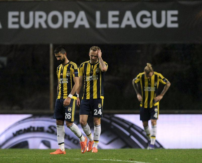 <p><strong>GOL AMA OFSAYT !</strong></p>
<p>3. dakikada Alper'in pasında Van persie kaleciyle karşı karşıya kaldı ve topu ağlara gönderdi ancak Hollandalı yıldız çok net ofsayt pozisyonundaydı.</p>