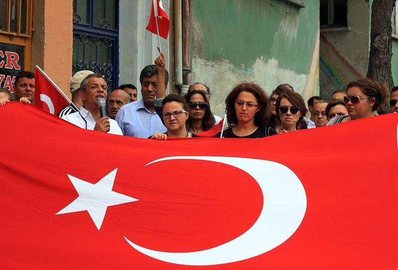 <p><strong>Eskişehir</strong></p>
<p>Eskişehir'de Memur-Sen üyeleri, Hamamyolu Caddesi'ndeki Yediler Parkı'nda bir araya geldi. Memur-Sen Eskişehir Şube Başkanı Muammer Karaman'ın terör saldırılarını kınayan basın açıklamasının ardından Çarşı Camisi'ne kadar yürüyen grup, daha sonra dağıldı.</p>