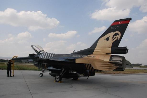 <p>"Vatandaşlardan uçak ve gösteriyle ilgili birçok soru alıyoruz. Öncelikle gösterilerde, manevra kabiliyeti yüksek bir uçak olduğundan dolayı F-16 tercih edildi. </p>
