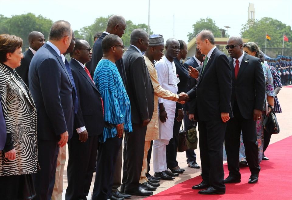 <p>Cumhurbaşkanı Recep Tayyip Erdoğan, temaslarda bulunmak üzere gittiği Gana'da Devlet Başkanı John Dramani Mahama tarafından resmi törenle karşılandı.</p>
