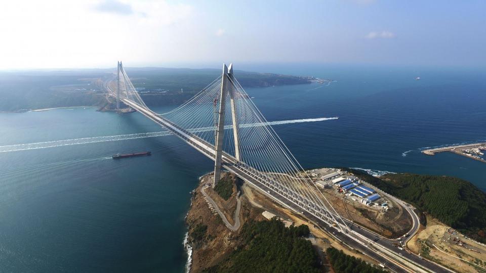 <p>Yapımına 29 Mayıs 2013 yılında başlanan otoyollarıyla birlikte  3 milyar dolar maliyetli  Yavuz Sultan Selim Köprüsü, cuma günü düzenlenecek törenle açılıyor.</p>

<p> </p>
