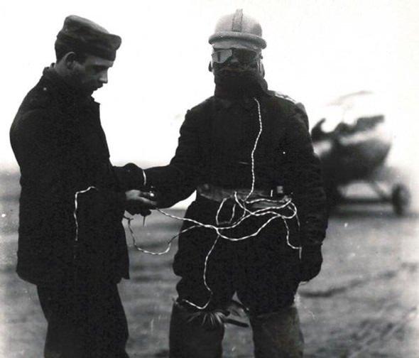 <p><strong>ELEKTRİKLİ PİLOT KIYAFETİ</strong></p>

<p>Açık kabinli uçaklarda pilotlar dondurucu soğukla savaşmak zorundaydı. Bu durumla başa çıkabilmek için elektrikle ısıtılan kıyafetler geliştirildi.</p>

