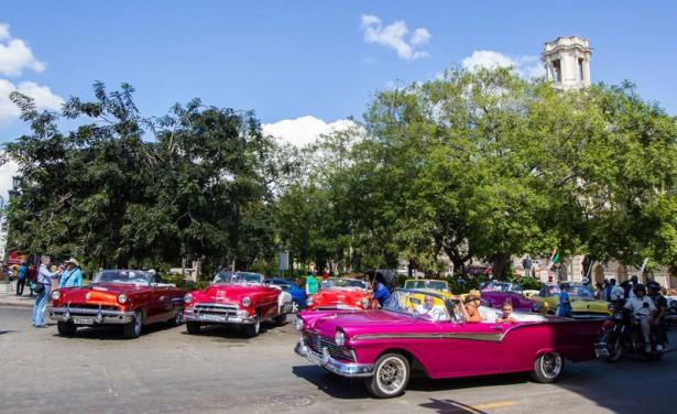 <p>K&uuml;ba'nın başkenti Havana, sokaklarından y&uuml;kselen latin ezgileri, mimarisi, eğlenceli ve sıcak kanlı insanlarıyla karşılıyor turistleri. Havana sokakları, faytonlar ve bisikletli taksilerle dolu ama turistlerin ilgisini, en &ccedil;ok g&ouml;z alıcı renkleriyle klasik otomobiller &ccedil;ekiyor. Kente gelenler, eski Amerikan arabalarında yaptıkları şehir turlarıyla yaşama tanıklık ediyor.</p>

<p>&nbsp;</p>
