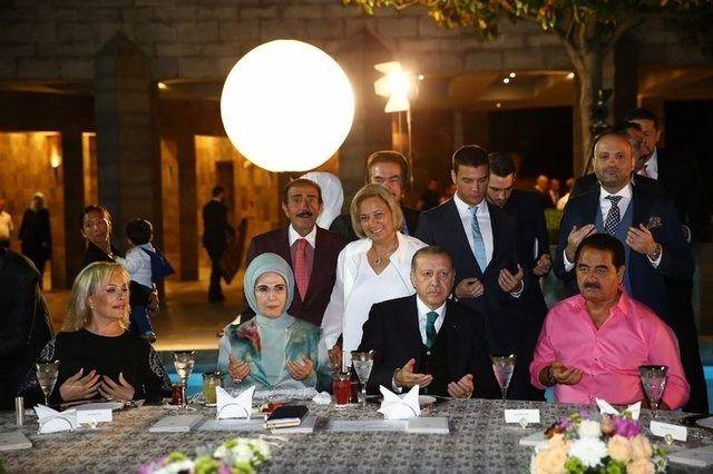 <p>Cumhurbaşkanı Recep Tayyip Erdoğan ile eşi Emine Erdoğan'ın, önceki gün İstanbul'daki Huber Köşkü'nde verdiği iftar davetine ünlüler akın etti.</p>

<p> </p>
