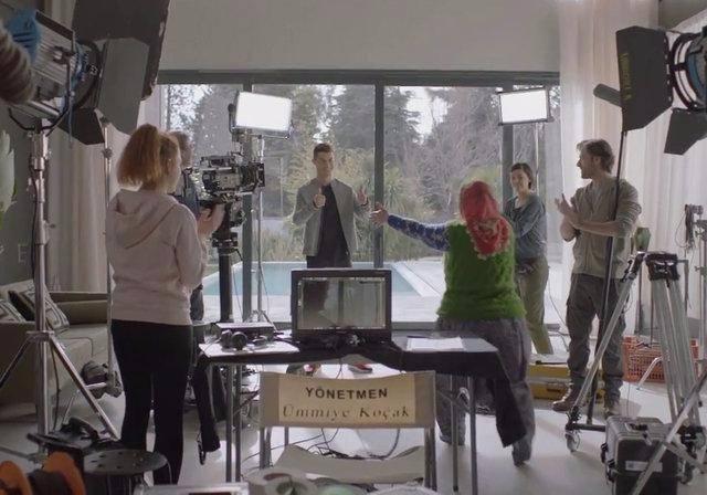 <p>İletişim operatörü Türk Telekom’un yeni pazarlama iletişimi stratejisi "Sen Yeter ki Hayal Et" kapsamında hazırlanan reklam filmini yöneten ve rol alan Ümmiye Koçak, Ronaldo’nun evinde gerçekleştirilen çekimlere katıldı.</p>
