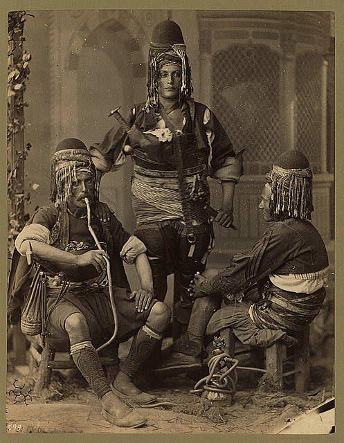 <p>3 süvari Erkek nargile içerken</p>

<p> </p>
