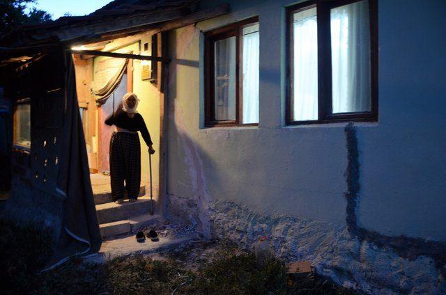 <p>Enerji ve Tabii Kaynaklar Bakanı Berat Albayrak, 50 yıl sonra evine elektrik verilmesini sağladığı 91 yaşındaki Hesna Uslu'yu konutunda ziyaret etti.</p>
<p> </p>