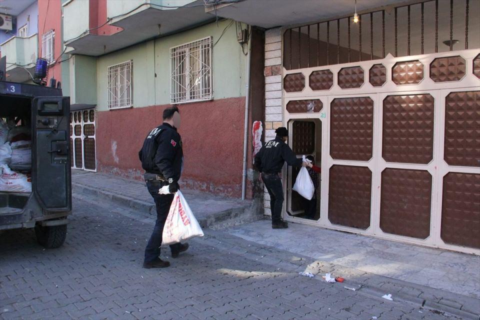 <p>Silopi'de güvenlik güçlerinin çocuklarla futbol oynarken kameraya yansıyan görüntüleri, ilçede hayatın normale dönmeye başladığını gösteriyor.</p>
<p></p>