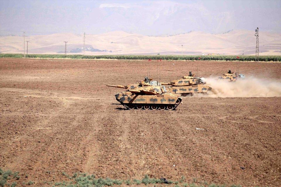 <p>Yaklaşık 12 zırhlı personel taşıyıcının katıldığı hızlı manevra eğitimi yaklaşık 2 saat sürdü. Tankların da zırhlı personel taşıcılardan sonra aynı alanda zaman zaman manevra eğitimi yaptıkları belirtildi. </p>