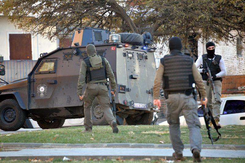 <p>Diyarbakır'ın Yenişehir ilçesinde polise silahlı saldırı düzenlendi. Çıkan çatışmada 3 terörist etkisiz hale getirildi.</p>
<p></p>