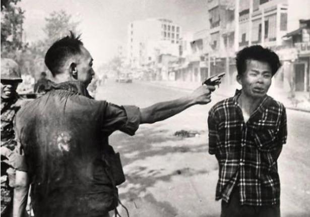 <p>1968 Eddie Adams, ABD</p>

<p>1 Şubat 1968. Güney Vietnam Polis Şefi Nguyen Ngoc Loan, Viet Kong'lu olduğundan şüphelendiği genci öldürürken...</p>
