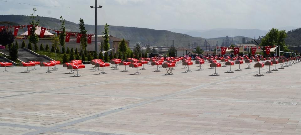 <p>Karabük Üniversitesi (KBÜ) Makine Mühendisliği Bölümü mezunu olan ve filmin yönetmenliğini yapan Aslan, çekimler için Karabük Kent Meydanı'na Türk bayraklı 150 tabut getirdi.</p>