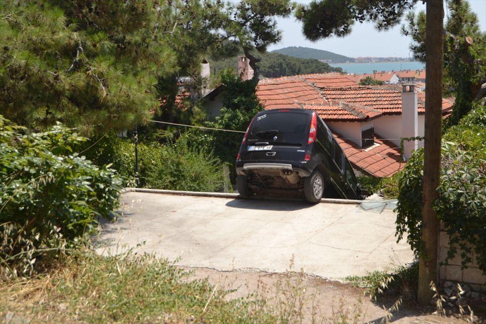 <p>Balıkesir'in Ayvalık ilçesinde evin bahçesine düşen hafif ticari aracın sürücüsü yaralandı.</p>