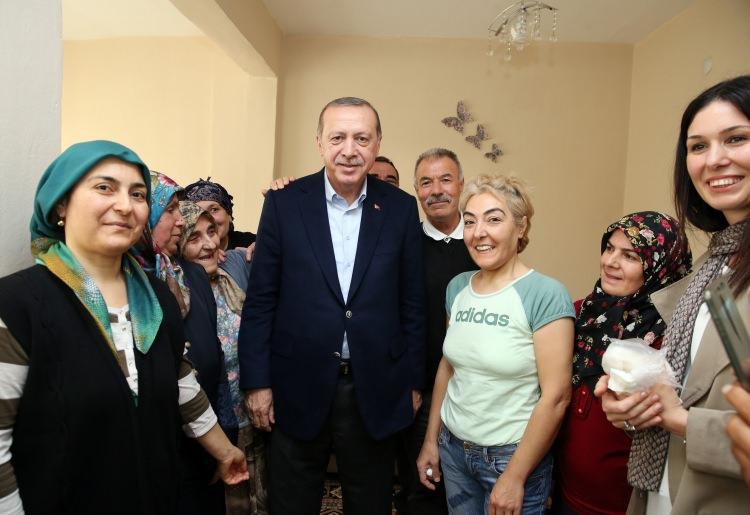 <p>Erdoğan buradan çıkışta evinin balkonunda bulunan bir kadının kendisine seslenerek davet ettiğini fark etti. </p>
