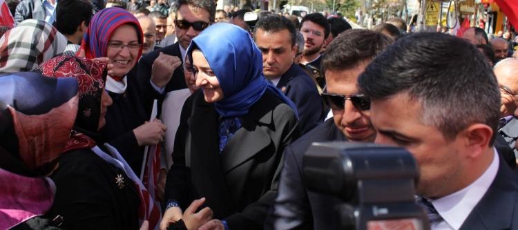 <p>Kendisini karşılayan kadınlarla tek tek selamlaşan Kaya, onları mütebessim bir ifade ile dinledi.</p>
