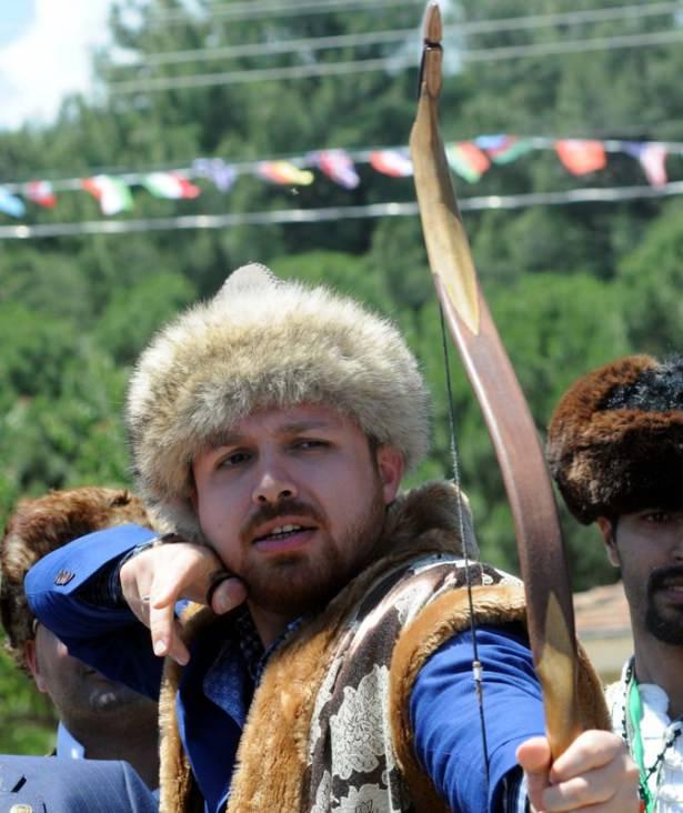 <p>Okçular Vakfı Mütevelli Heyeti Üyesi olan Bilal Erdoğan, okçuluk kıyafetini giyip "Ya Hak" diyerek attığı okla hedefi vurdu.</p>

<p> </p>
