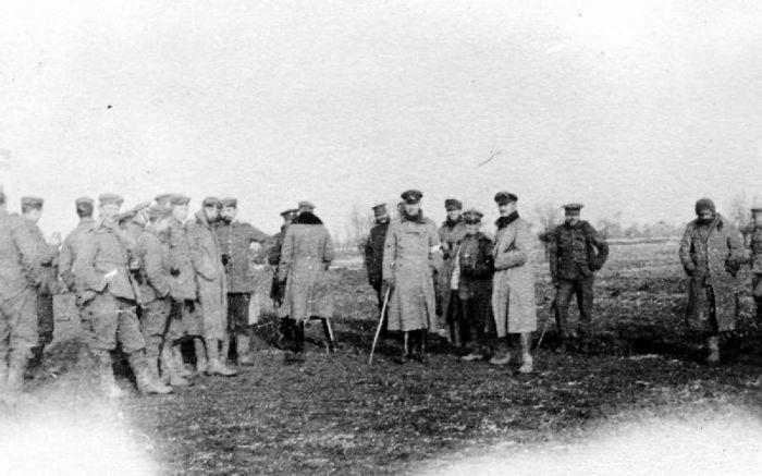 <p>Birinci Dünya Savaşı'ndaki İngiliz ve Alman askerleri gayri mütarekeli bir ateşkes ilan etti ve 1914 yılının sonunda  futbol maçı yaptı.</p>

<p> </p>

