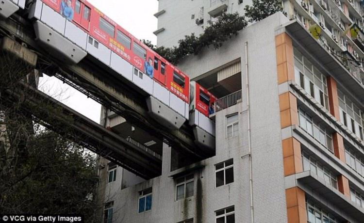<p>Böylesi ancak Çin'de olur!</p>
<p>Kentin yamaca kurulu olması sebebiyle metro planlamasında böyle bir uygulama yapmak zorunda kalan Chongqing yönetimi, bazı apartmanların orta ve üst katlarını kamulaştırarak içinden metro hattını geçirdi. İlginç bir görüntü ortaya çıkaran bu hafif raylı metro sisteminden en çok şikayet edenlerse apartmanlarda oturanlar.</p>