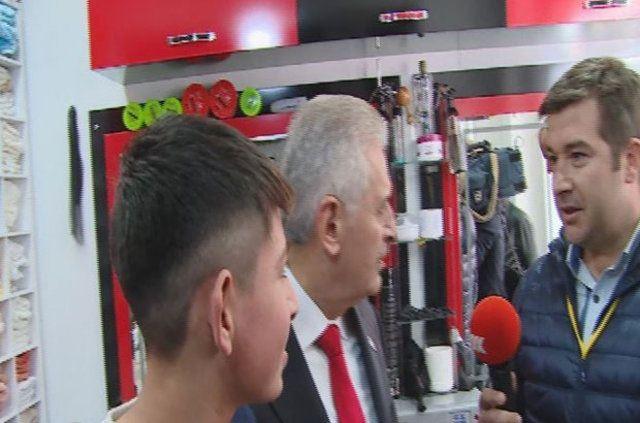 <p>Yıldırım bunun üzerine, "Ben de bu işlerden anlarım" diyerek muhabiri berber koltuğuna oturttu.</p>
