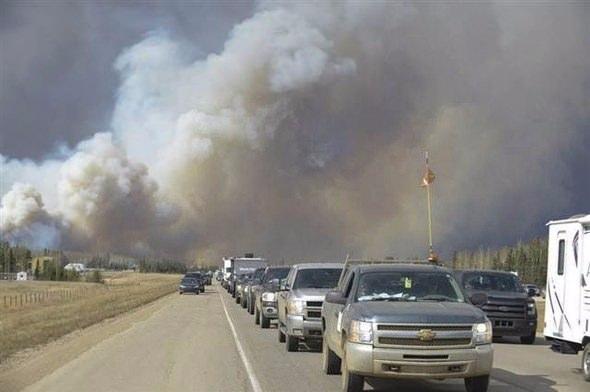 <p>Geçtiğimiz hafta Kanada'da başlayan yangın etkisini artırarak devam ediyor. Fort McMurray kentini esareti altına alan yangın neticesinde insanlar, evlerini terk etmeye başladı</p>

<p> </p>
