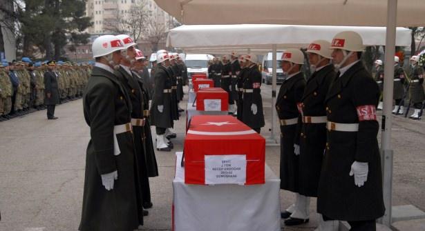 <p>Tören, şehitlerin cenazelerinin ambulanstan alınarak katafalka konulmasıyla başladı. 1 dakikalık saygı duruşunun ardından, şehitlerin öz geçmişi okundu. Dini vecibelerin yerine getirilmesinin ardından şehit askerlerin cenazeleri, mesai arkadaşları tarafından katafalktan alınarak omuzlarda ambulansa taşındı.</p>